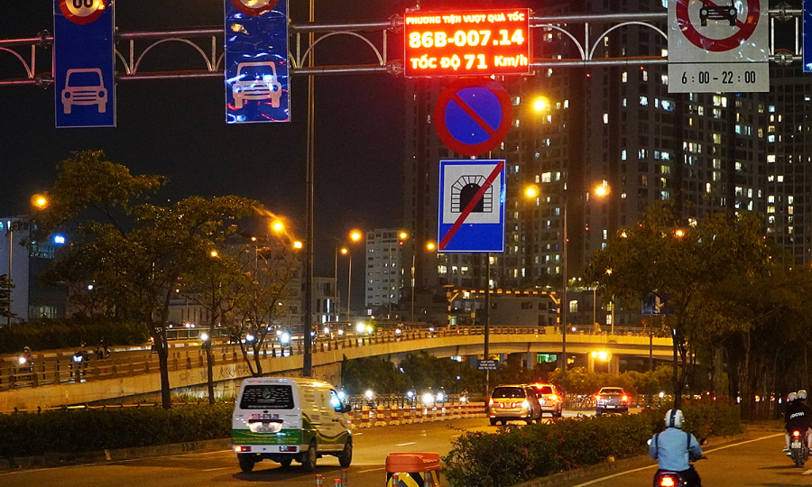 Hệ thống bảng điện tử vừa được thành phố lắp đặt tại 8 điểm bắn tốc độ ở nhiều tuyến đường, hiển thị thông tin biển số, vận tốc xe vi phạm nhằm cảnh báo tài xế. (Nguồn ảnh: vnexpress.net)